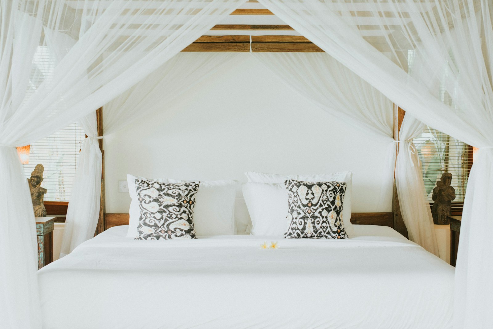 Tempat tidur dengan kelambu putih